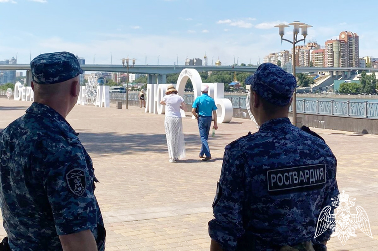 Росгвардейцы обеспечили охрану правопорядка в период празднования Дня ВМФ в Ростовской области 
