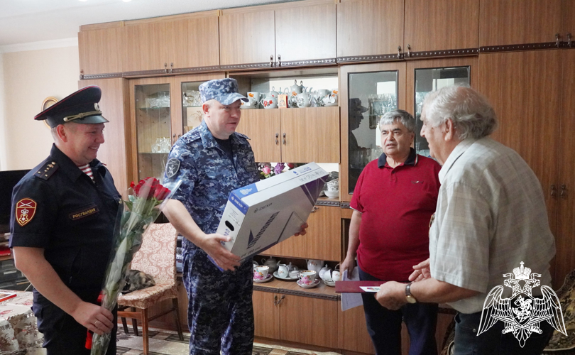 В Ростове-на-Дону офицеры Росгвардии поздравили ветерана службы с 95-летием 