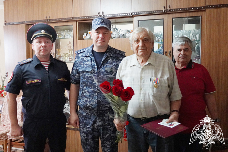 В Ростове-на-Дону офицеры Росгвардии поздравили ветерана службы с 95-летием 
