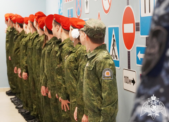 В Ростове-на-Дону представители Росгвардии поздравили кадетов профильного класса с началом учебного года 