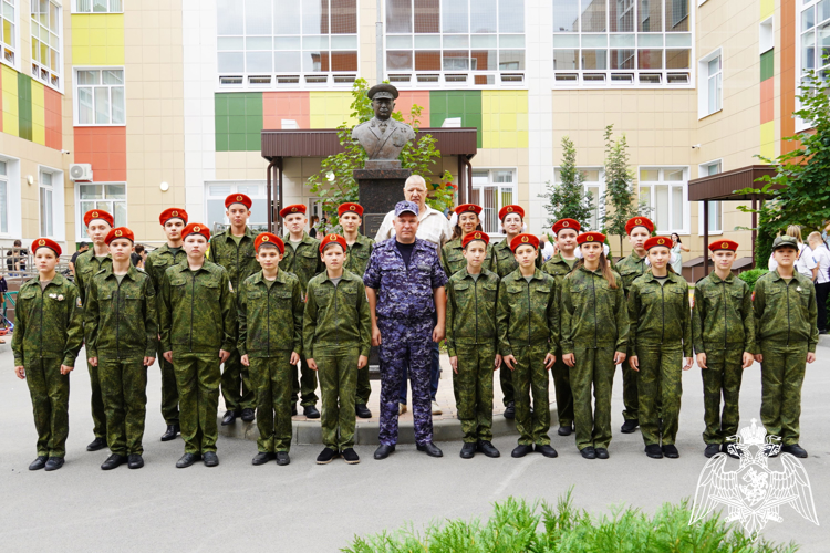 В Ростове-на-Дону представители Росгвардии поздравили кадетов профильного класса с началом учебного года 