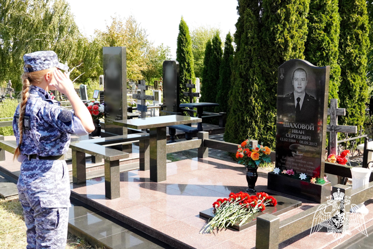 Память коллеги, погибшего при исполнении служебного долга, почтили представители Росгвардии в Ростовской области