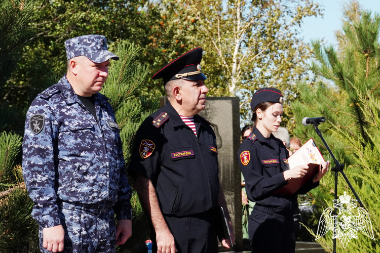 Дань уважения памяти погибших сослуживцев отдали росгвардейцы в Новочеркасске