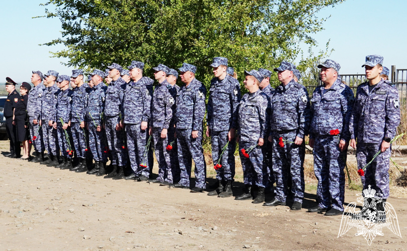 Дань уважения памяти погибших сослуживцев отдали росгвардейцы в Новочеркасске