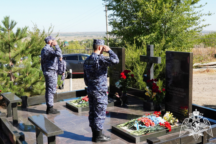 Дань уважения памяти погибших сослуживцев отдали росгвардейцы в Новочеркасске