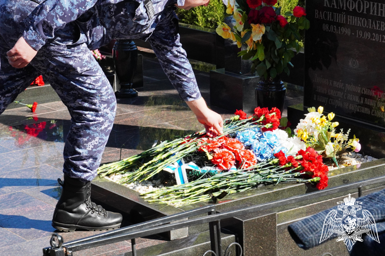 Дань уважения памяти погибших сослуживцев отдали росгвардейцы в Новочеркасске