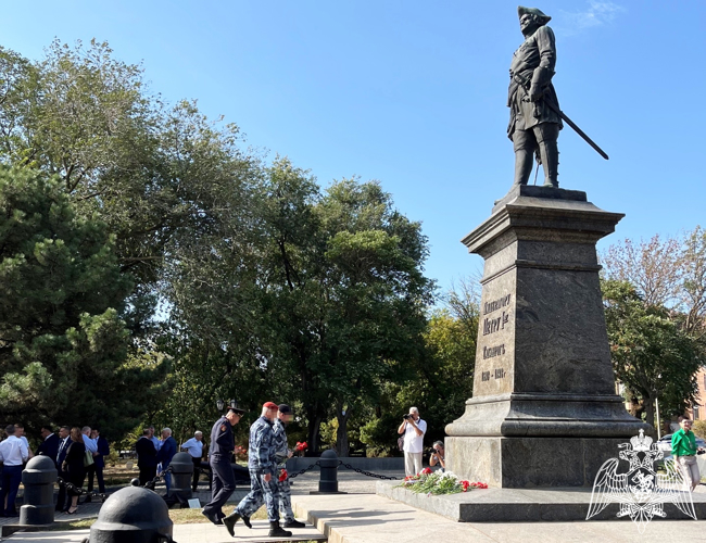 Росгвардейцы в День города Таганрога возложили цветы к памятнику Петру I