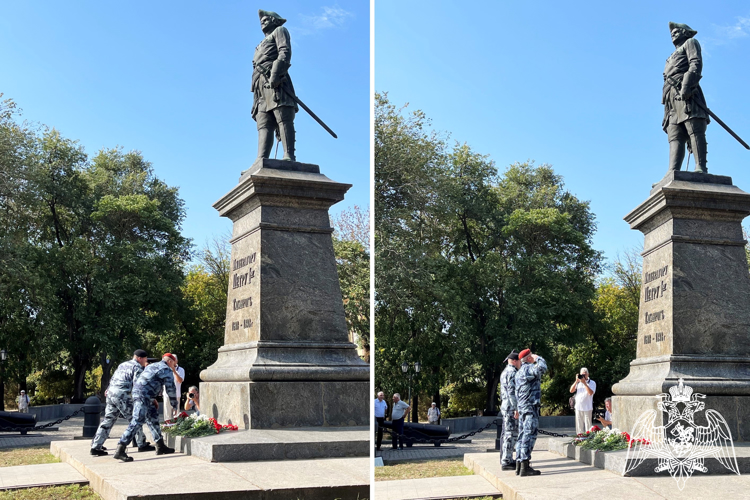 Росгвардейцы в День города Таганрога возложили цветы к памятнику Петру I