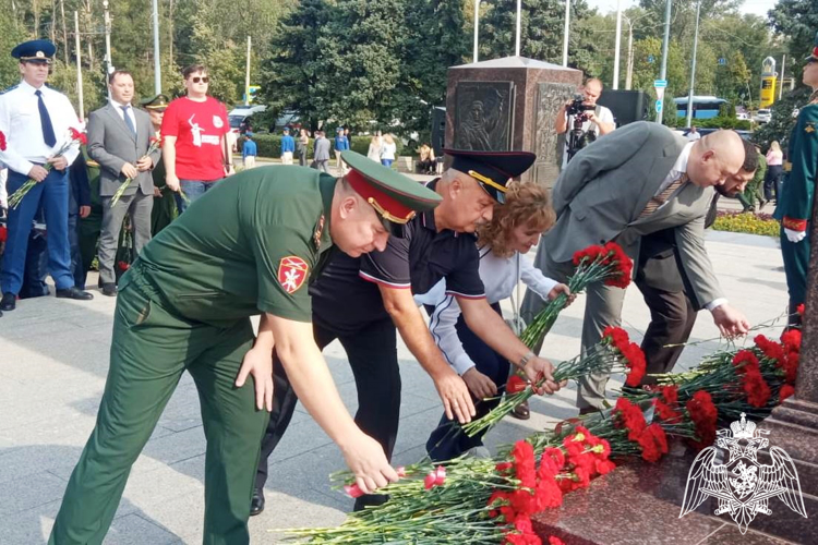 Офицер Росгвардии возложил цветы к стеле «Ростов-на-Дону – город воинской славы» 