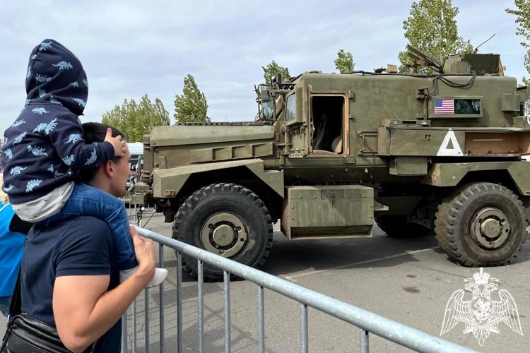 Росгвардейцы показали подрастающему поколению трофейную технику НАТО в Ростове-на-Дону