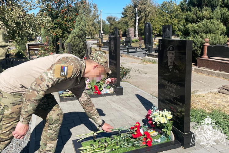 Дань уважения памяти погибших сослуживцев отдали росгвардейцы в Новочеркасске