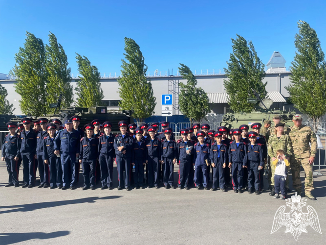 Росгвардейцы показали подрастающему поколению трофейную технику НАТО в Ростове-на-Дону