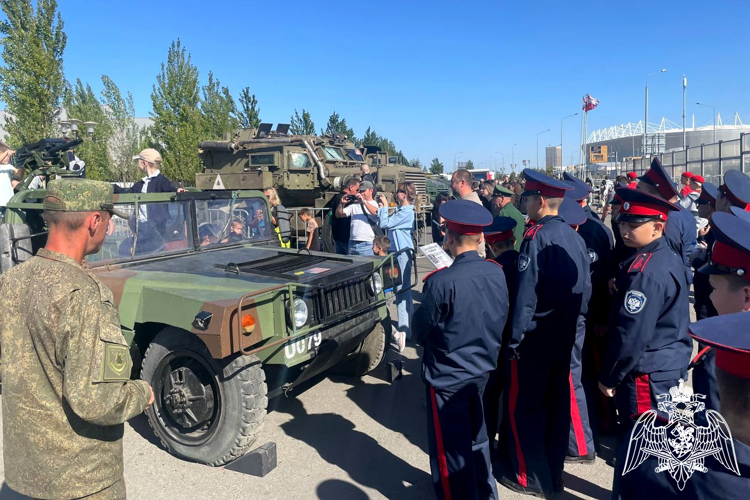 Росгвардейцы показали подрастающему поколению трофейную технику НАТО в Ростове-на-Дону