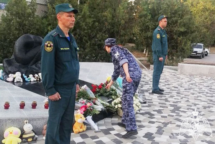 Память жертв теракта почтили росгвардейцы в Ростовской области