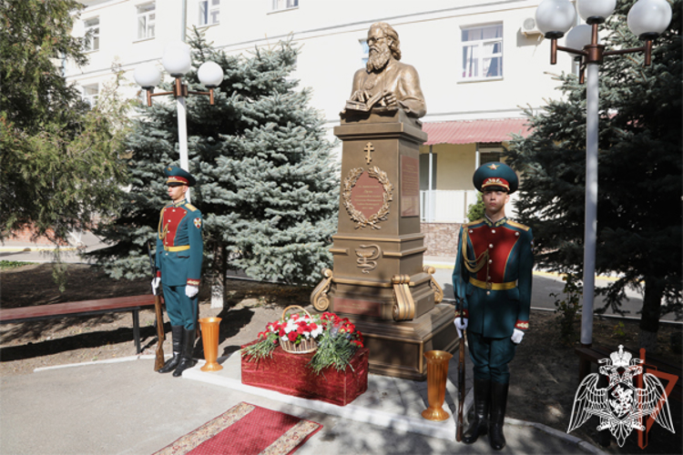 Памятник хирургу Валентину Войно-Ясенецкому открыли в госпитале Росгвардии в Ростовской области