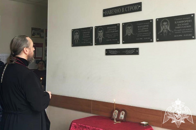 Память правоохранителей, погибших при исполнении служебного долга, почтили росгвардейцы в Ростовской области