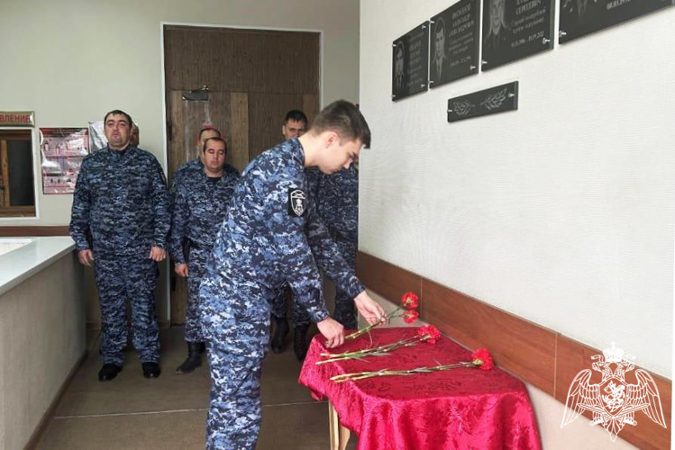 Память правоохранителей, погибших при исполнении служебного долга, почтили росгвардейцы в Ростовской области