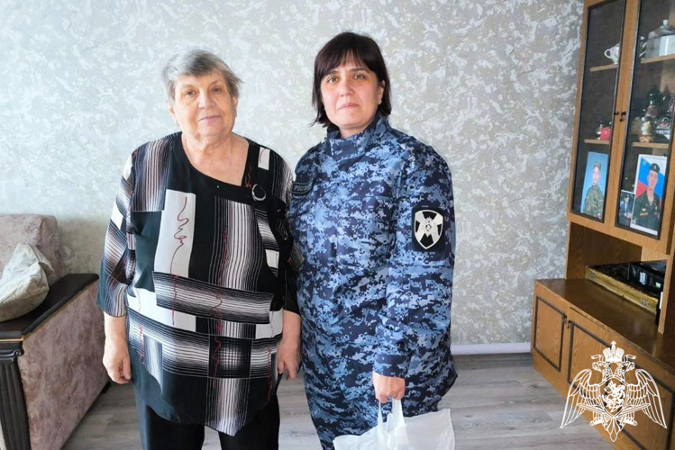 Вдов и родителей погибших сослуживцев навестили росгвардейцы в Ростовской области