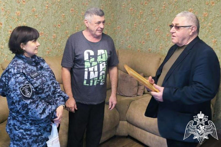 Вдов и родителей погибших сослуживцев навестили росгвардейцы в Ростовской области