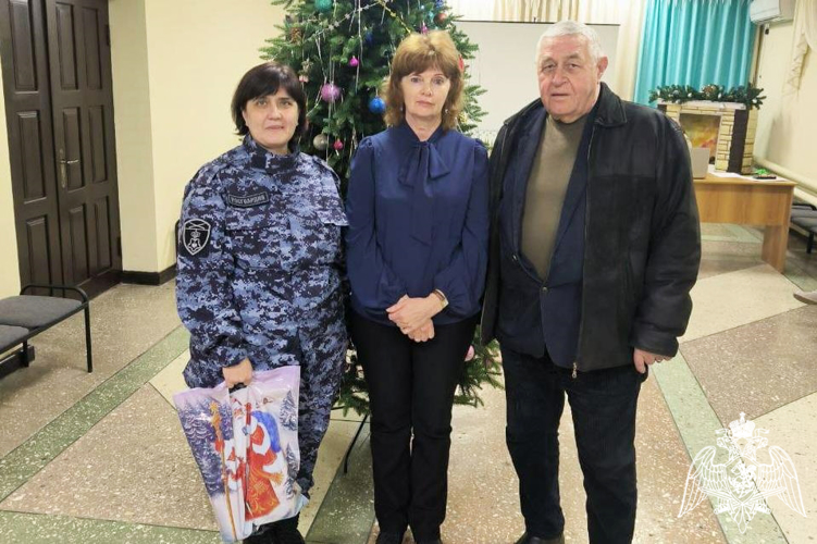 Вдов и родителей погибших сослуживцев навестили росгвардейцы в Ростовской области