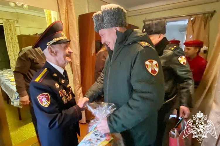 В донской столице представители Росгвардии поздравили с наступающими праздниками 99-летнего ветерана Великой Отечественной войны