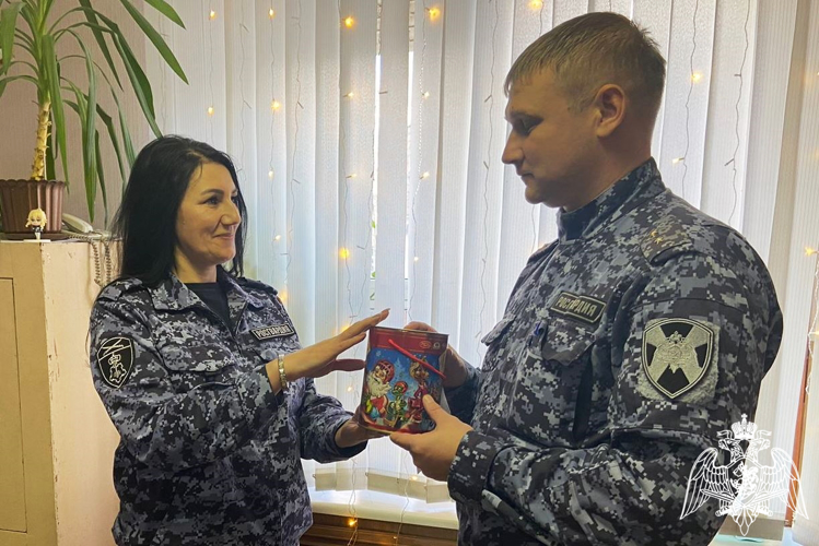 В Ростовской области Дед Мороз специального назначения поздравил детей с Новым годом