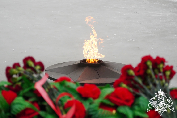 Память освободителей донской столицы и городов региона почтили представители Росгвардии в Ростовской области 