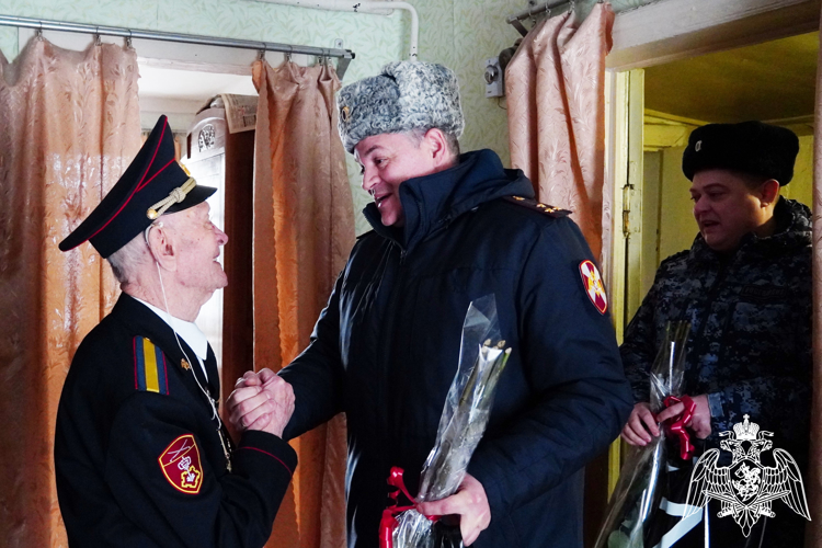 Представители Росгвардии поздравили с Днем защитника Отечества ветерана Великой Отечественной войны