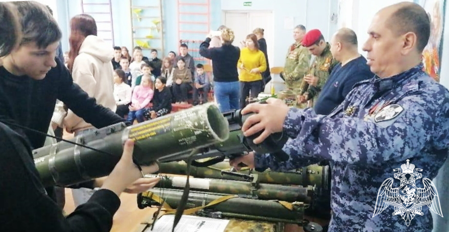Уроки мужества для подрастающего поколения провели росгвардейцы в Ростовской области