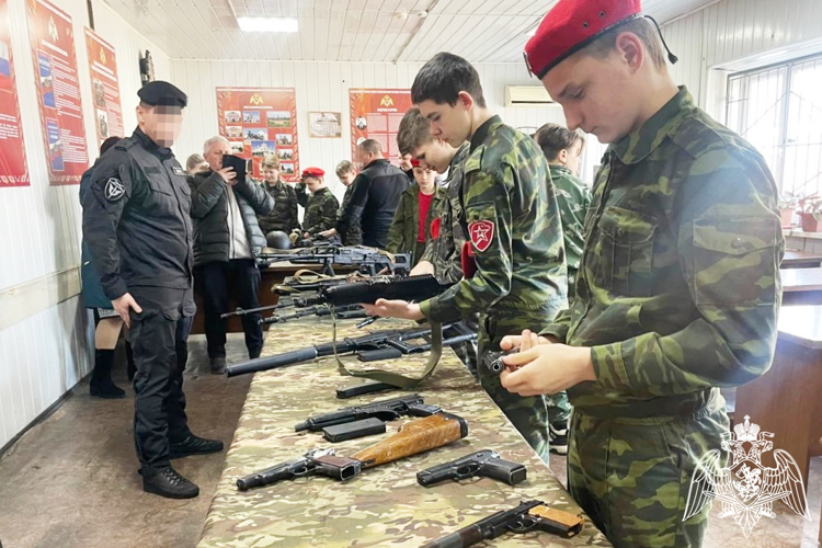 Уроки мужества для подрастающего поколения провели росгвардейцы в Ростовской области