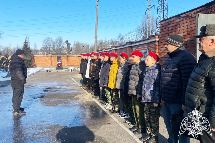 Уроки мужества для подрастающего поколения провели росгвардейцы в Ростовской области