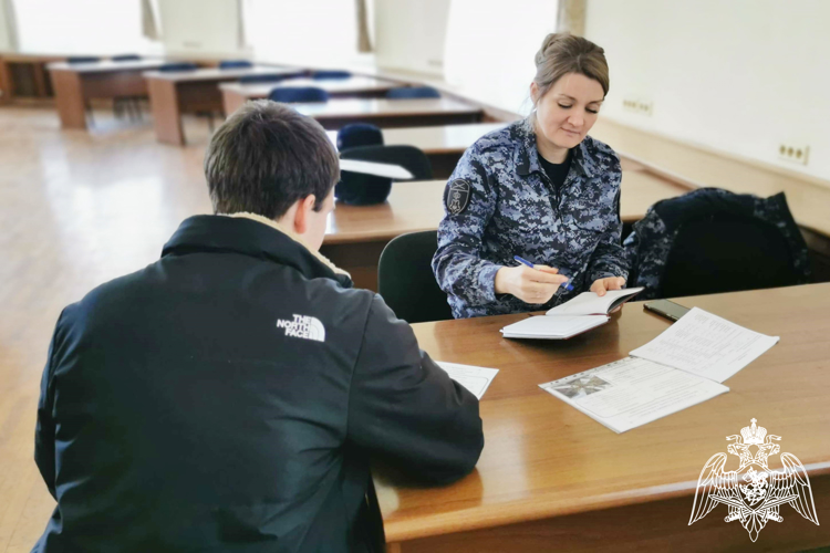 Росгвардейцы рассказали выпускникам ростовского вуза о службе во вневедомственной охране