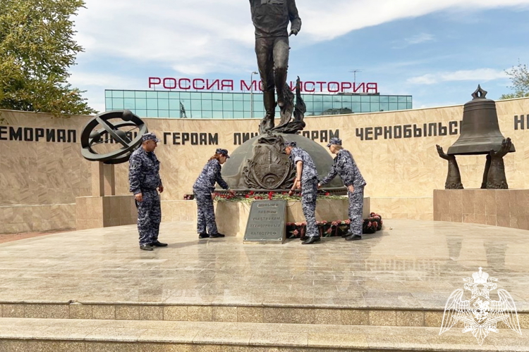 Память ликвидаторов и жертв аварии на чернобыльской АЭС почтили росгвардейцы в Ростовской области