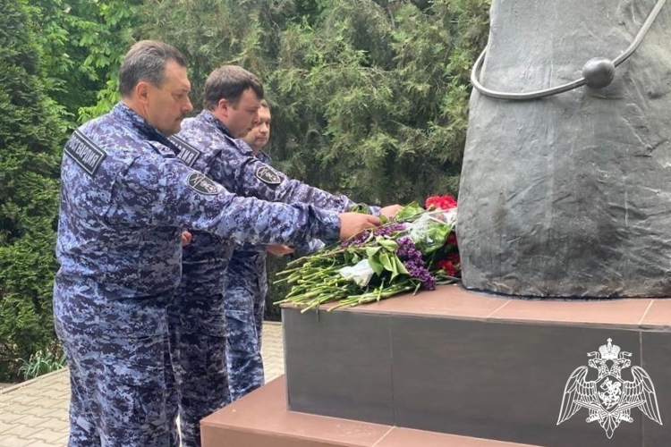 Память ликвидаторов и жертв аварии на чернобыльской АЭС почтили росгвардейцы в Ростовской области