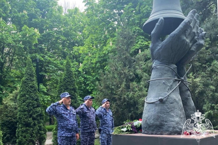 Память ликвидаторов и жертв аварии на чернобыльской АЭС почтили росгвардейцы в Ростовской области
