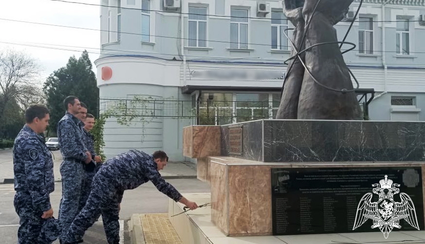 Память ликвидаторов и жертв аварии на чернобыльской АЭС почтили росгвардейцы в Ростовской области