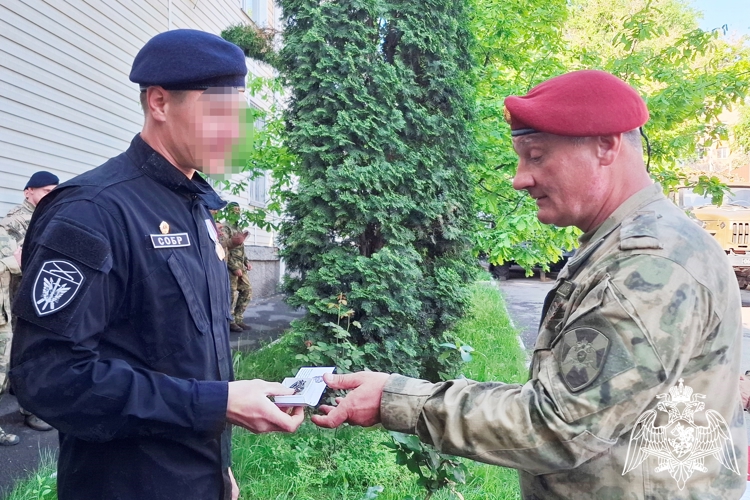 Росгвардеец из Ростова-на-Дону удостоен права ношения знака отличия полицейского спецназа