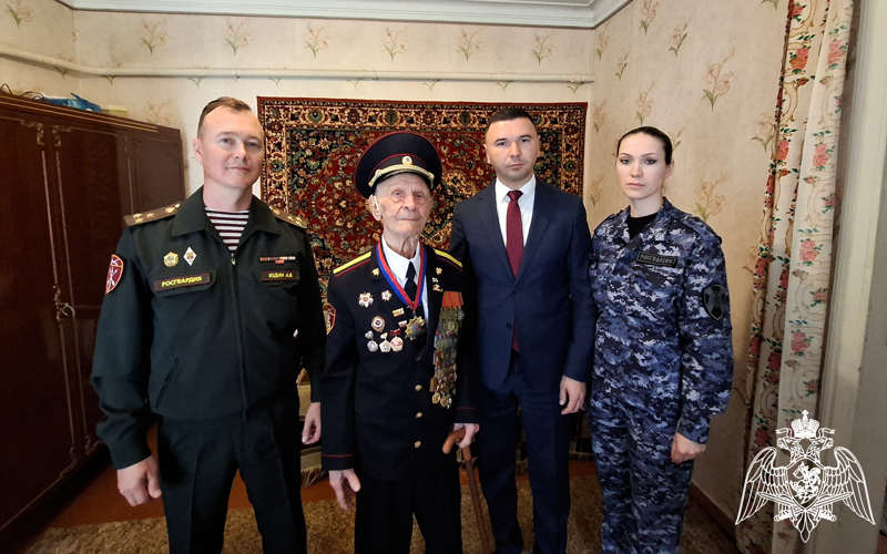 Росгвардейцы навестили 100-летнего ветерана Великой Отечественной войны в Ростове-на-Дону 