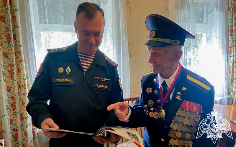 Росгвардейцы навестили 100-летнего ветерана Великой Отечественной войны в Ростове-на-Дону