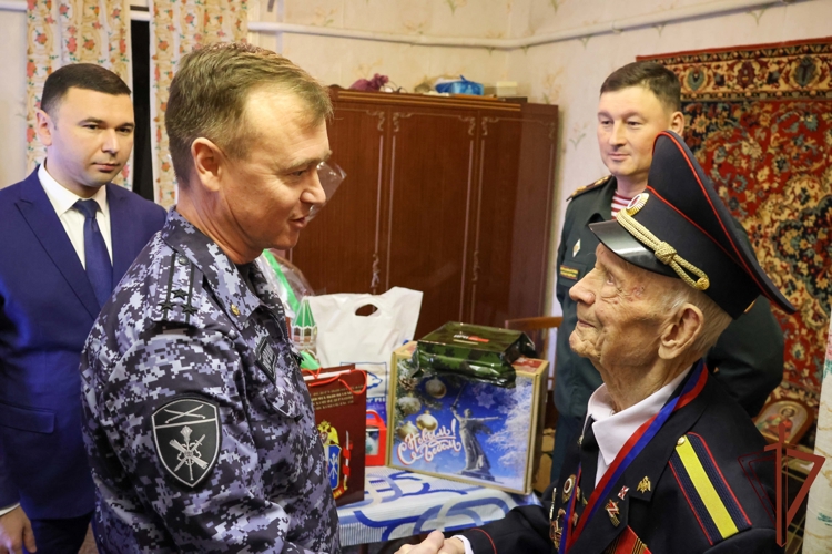 Представители Южного округа Росгвардии поздравили ветерана-фронтовика в Ростове-на-Дону