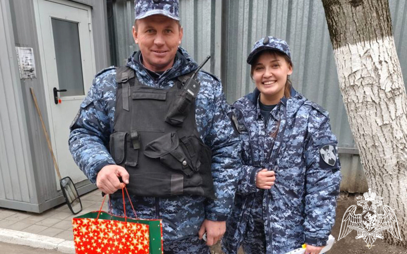 В донском регионе росгвардейцы поздравили женщин с Днем матери 
