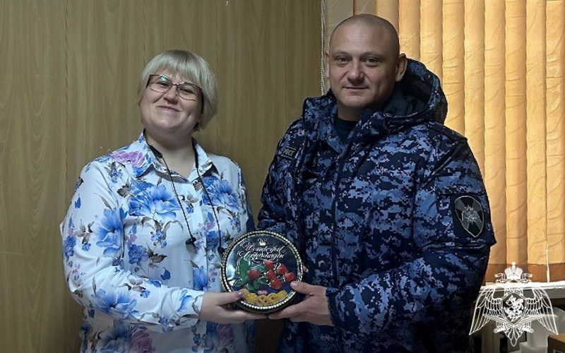 В донском регионе росгвардейцы поздравили женщин с Днем матери 