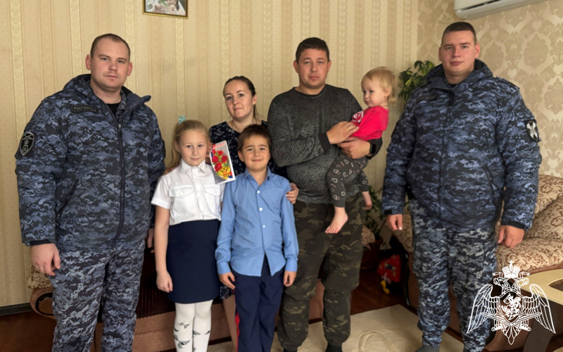 В донском регионе росгвардейцы поздравили женщин с Днем матери 