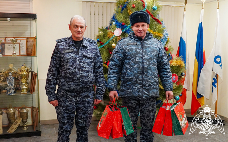 В Ростовской области Дед Мороз специального назначения навестил детей и родственников росгвардейцев 