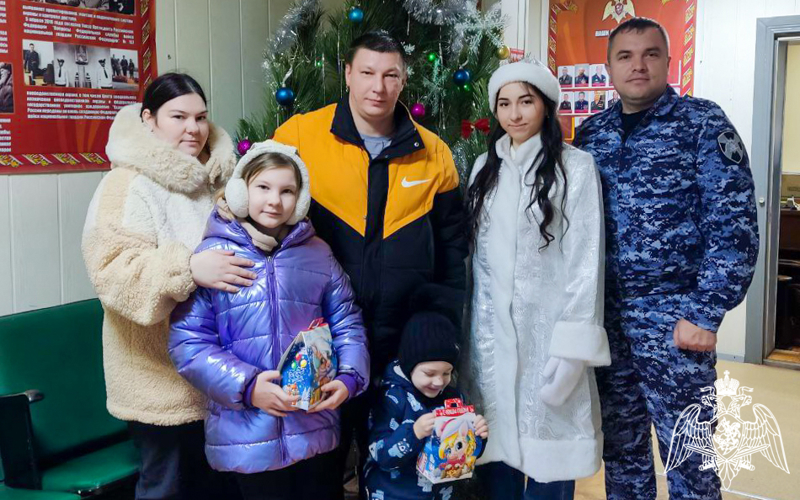 В Ростовской области Дед Мороз специального назначения навестил детей и родственников росгвардейцев