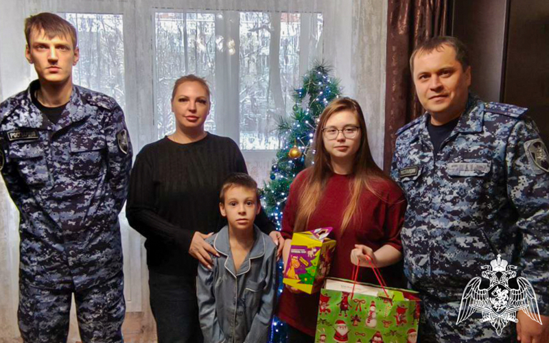 В Ростовской области Дед Мороз специального назначения навестил детей и родственников росгвардейцев 