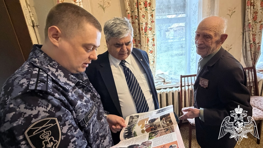 В донской столице представители Росгвардии поздравили ветерана-фронтовика с Днем защитника Отечества