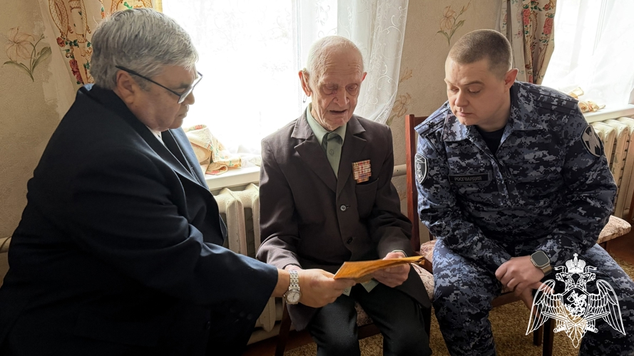 В донской столице представители Росгвардии поздравили ветерана-фронтовика с Днем защитника Отечества 