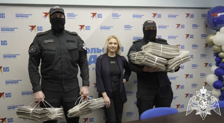 В Ростовской области росгвардейцы совместно с редакторами печатных изданий передали свежую прессу в зону СВО