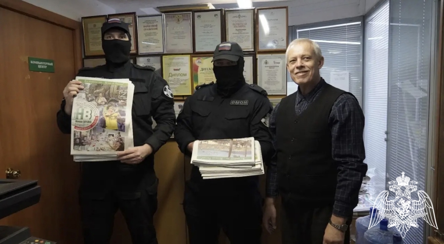 В Ростовской области росгвардейцы совместно с редакторами печатных изданий передали свежую прессу в зону СВО
